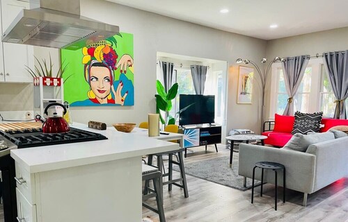 Artists Bungalow ARCADE King Beds near the beat