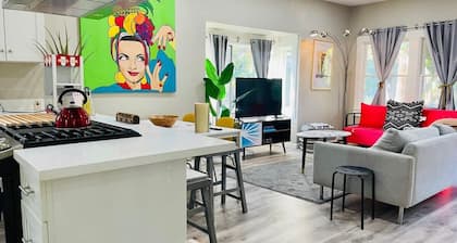 Artists Bungalow ARCADE King Beds near the beat