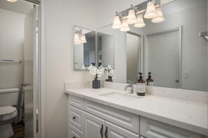 Hair dryer, towels, soap, shampoo - Comfortable elegance in the heart of Biltmore (Phoenix)