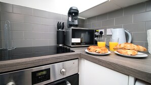 Uuni, leivänpaahdin, keittoastiat/astiat/ruokailuvälineet, pakastin