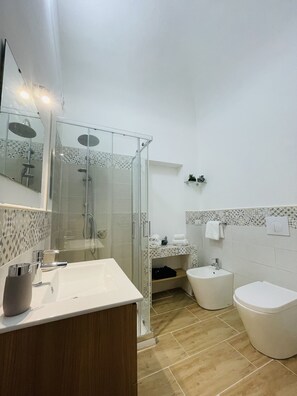 Traditional Apartment, 3 Bedrooms, Ensuite | Bathroom | Shower, hair dryer, bidet, towels - Mika House (Palermo)