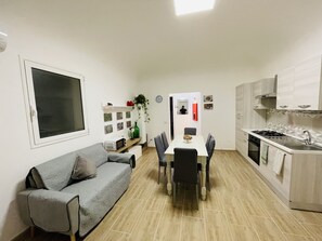 Traditional Apartment, 3 Bedrooms, Ensuite | Private kitchen | Oven, cookware/dishes/utensils, dining tables - Mika House (Palermo)