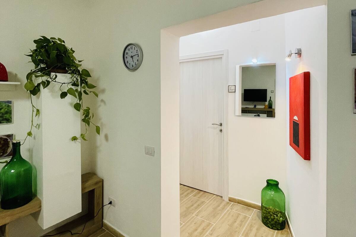 Appartement traditionnel, 3 chambres, salle de bain attenante | Aire de séjour | Téléviseur à écran plat de 30 po avec télévision numérique, téléviseur