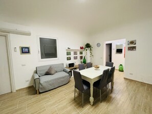 トラディショナル アパートメント 3 ベッドルーム エンスイート | リビング エリア | 30 インチの薄型テレビ (デジタル放送視聴可)、テレビ