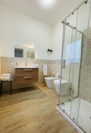 トラディショナル アパートメント 3 ベッ ドルーム エンスイート | バスルーム | シャワー、ヘアドライヤー、ビデ、タオル