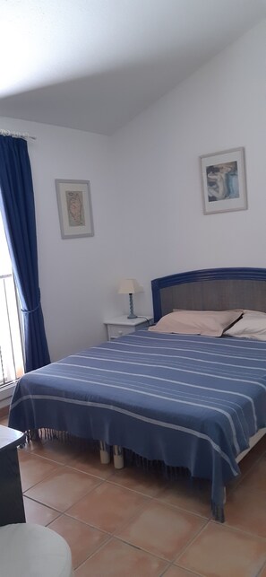 2 slaapkamers, een strijkplank/strijkijzer, reisbedje, gratis wifi