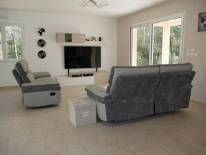 Télévision, lecteur de DVD, chaîne hi-fi