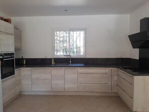 Fridge, microwave, oven, stovetop - Modern villa with private pool in Regusse (Régusse)