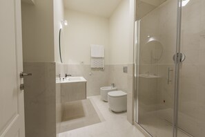 Deluxe-lejlighed | Badeværelse | Bruser, hårtørrer, bidet, håndklæder
