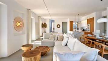 Vila superluxo, 6 quartos, piscina particular | Área de estar | Smart TV 42 polegadas com canais digitais, TV