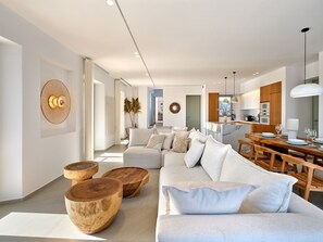 奢华别墅, 6 间卧室, 私人游泳池 | 起居区 | 42-英寸智能电视 （配备数码频道）、电视