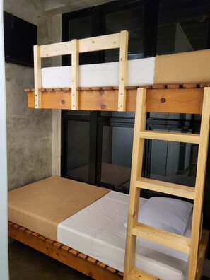 Habitación básica con 2 camas individuales | Escritorio, wifi gratis, ropa de cama