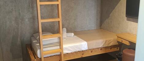 三人房 | 書桌、免費無線上網、床單