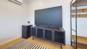 Muebles diferentes, wifi gratis y ropa de cama 