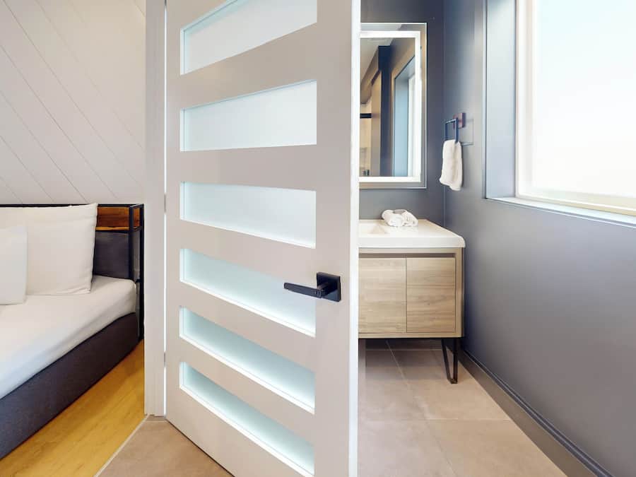 Quarto com design assinado, 2 camas de casal | Banheiro | Chuveiro, toalhas de banho, sabonete, shampoo