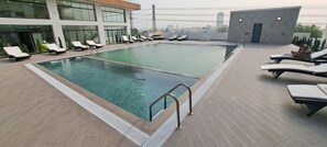 Outdoor pool - The Signature Condo (Accra)