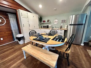 Fridge, microwave, coffee/tea maker, cookware/dishes/utensils - St. Johns River Cabin (Pet Friendly) (Satsuma)