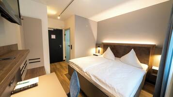 Dobbeltværelse | Skrivebord, mørklægningsgardiner, gratis Wi-Fi, sengetøj