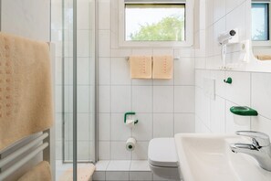 Ducha, secador de pelo, toallas y jabón