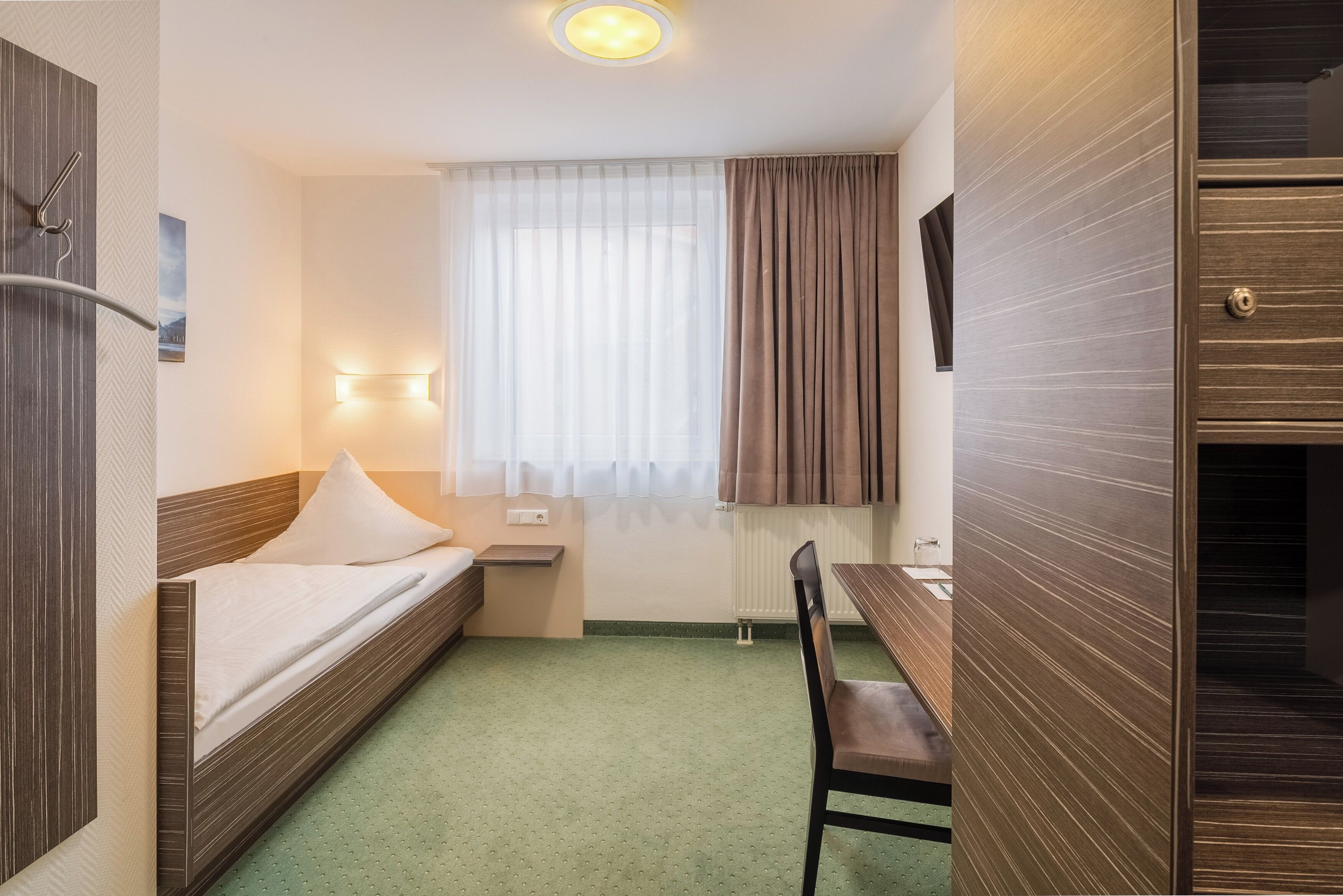 Eenpersoonskamer | Een bureau, verduisterende gordijnen, gratis wifi, beddengoed