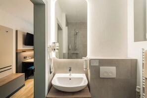 Double Room | Bathroom | Shower, hair dryer, towels, soap - Hotel zur Post (Hemmingen)