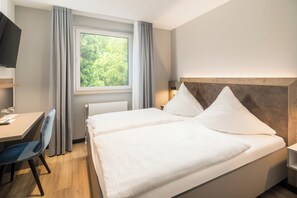 Habitación doble | Baño | Ducha, secador de pelo, toallas y jabón