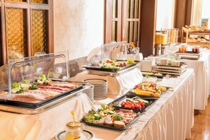 A buffet with various food options, including meats, vegetables, and fruits. - Hotel zur Post (Hemmingen)