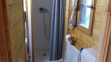 Dusj, hårføner, såpe og toalettpapir