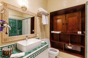 Shower, hydromassage showerhead, free toiletries, hair dryer