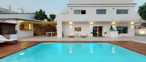 Alberca al aire libre y alberca climatizada