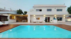 Una piscina al aire libre, una piscina climatizada