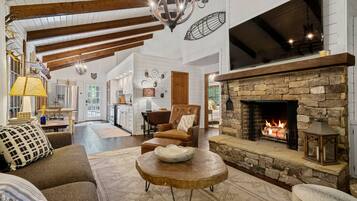 Smart TV, fireplace