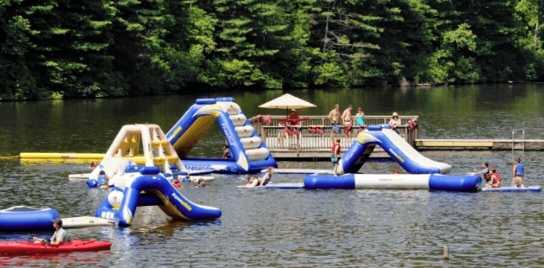 Un parc aquatique en plein air avec des toboggans et des bouées gonflables.
