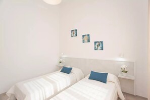 2 Schlafzimmer, Schreibtisch, Bügeleisen/Bügelbrett, Reisekinderbett