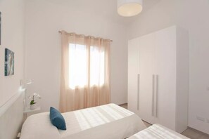 2 slaapkamers, een bureau, een strijkplank/strijkijzer, reisbedje