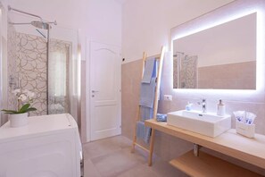 Een douche, een haardroger, een bidet, handdoeken