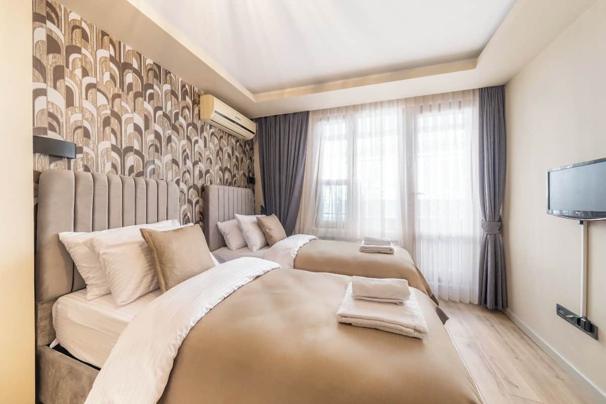 1 bedroom, premium bedding, memory foam beds, in-room safe