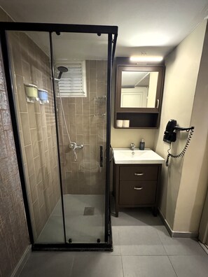 Economy Studio Garden (Basement Floor) | Bilik Mandi | Pancuran mandi, hulu semburan mandi hujan 