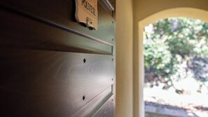 Una pared de madera con un letrero que dice "POLVSE".