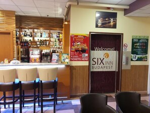 Bar (on property) - Six Inn Hotel (Budapest)