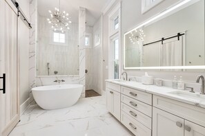Douche, séchoir à cheveux, serviettes fournies