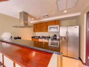 Een koelkast, een magnetron, een oven, een kookplaat