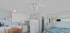 1 habitación, escritorio, tabla de planchar con plancha y wifi gratis 