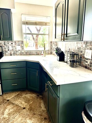 Fridge, microwave, oven, stovetop - Tropical sports Paradise 5 bedrooms 1/2 acre yard (Scottsdale)