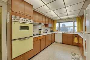 Réfrigérateur, micro-ondes, plaque de cuisson, lave-vaisselle