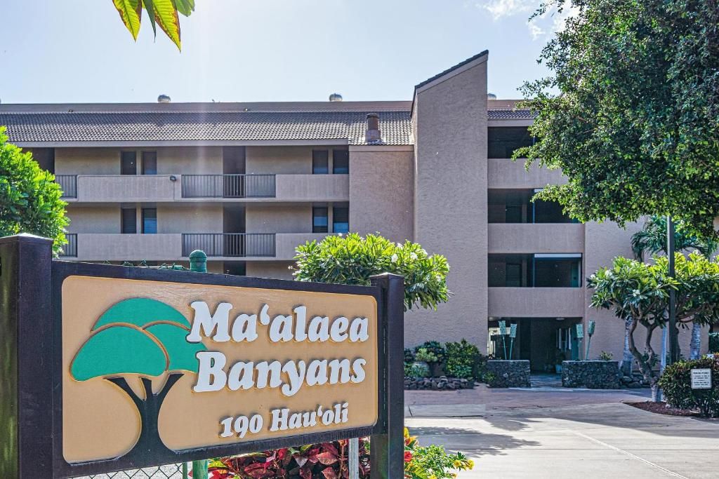A sign for Ma'alaea Banyans at 190 Hau'oli with a building in the background.