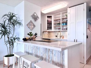 Een koelkast, een microgolfoven, een oven, een kookplaat