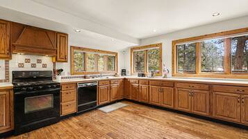 House, 4 Bedrooms | Private kitchen | Fridge, oven, coffee/tea maker, electric kettle