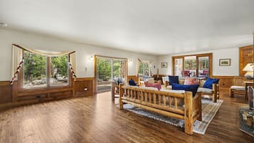 House, 4 Bedrooms | Living area