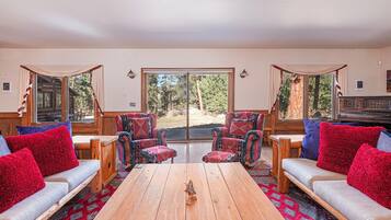 House, 4 Bedrooms | Living area